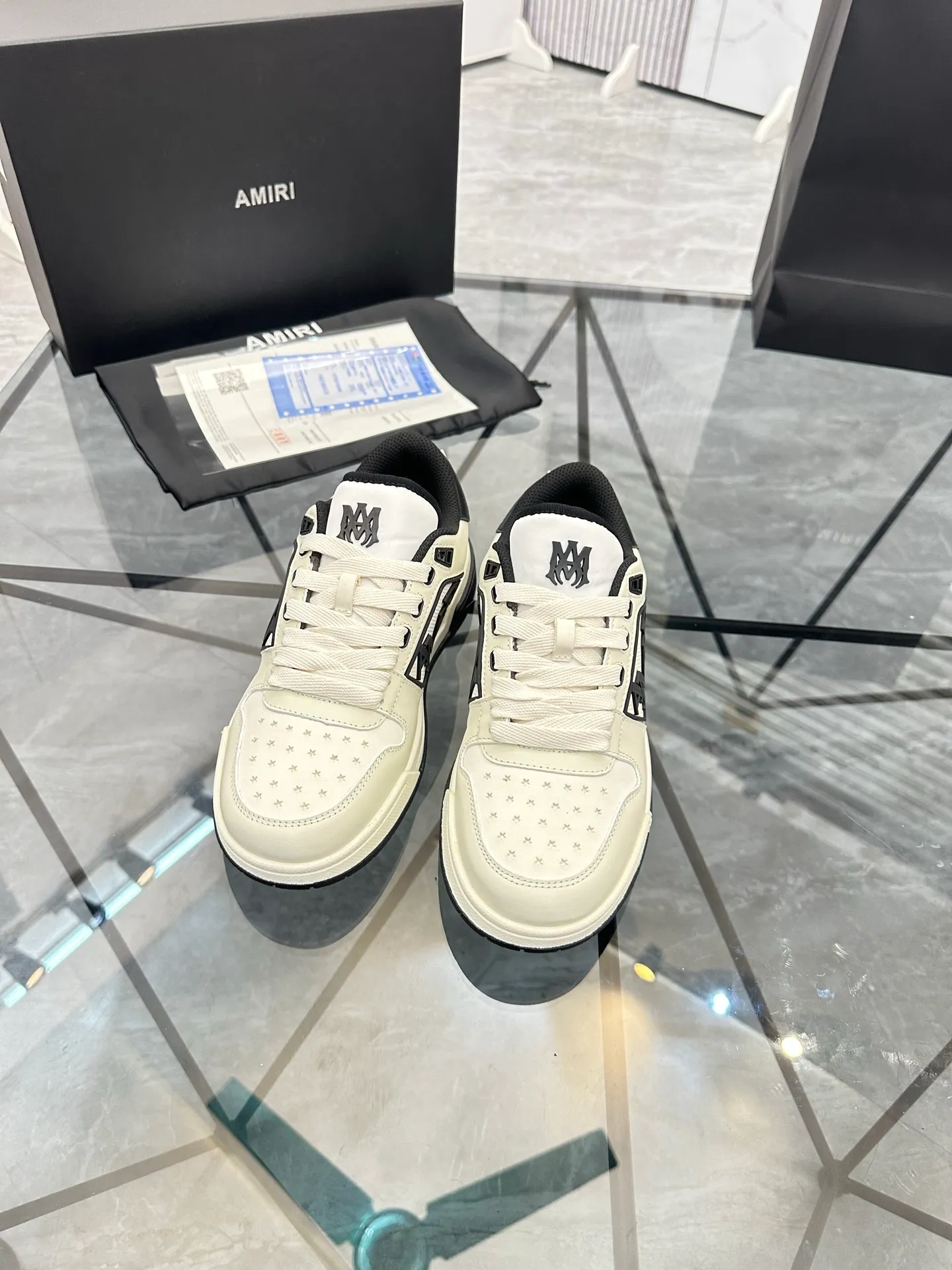 Men's shoes: 💰P660¥ Guangzhou top quality Product trademark: AMIRI* "Amir*" low-top casual shoes Regular size: 39-44 (can be customized to 45) Product material: upper imported first-layer cowhide stitching original material, breathable lining, original outsole. Number: 525